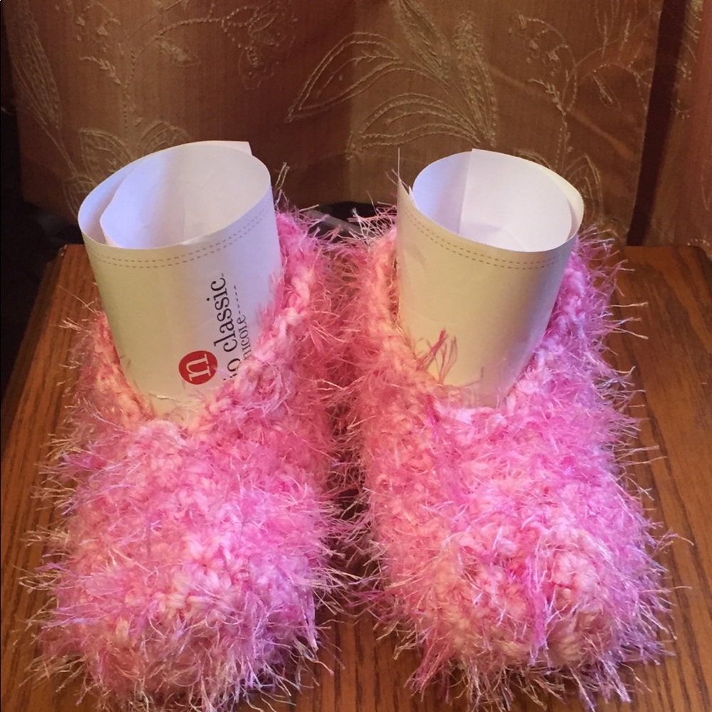 NWOT Women’s Pink Fuzzy Crochet Slippers Sz 10-11